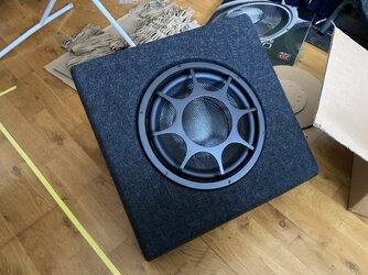 Kiste mit woofer.jpg Kiste mit woofer.jpg