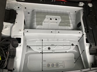 Kofferraum leer mit Maßen.jpeg Kofferraum leer mit Maßen.jpeg