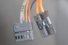 W220_COMAND-APS_connectors_separated_wires.jpg