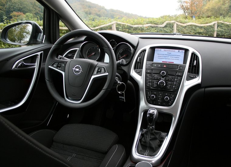 Opel_Astra_IV_wn%C4%99trze.jpg